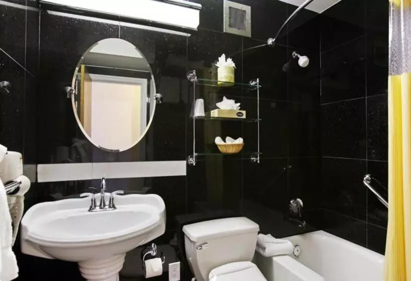 Отель Ramada By Wyndham North Bergen