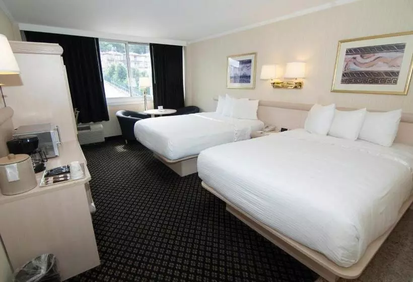 Отель Ramada By Wyndham North Bergen