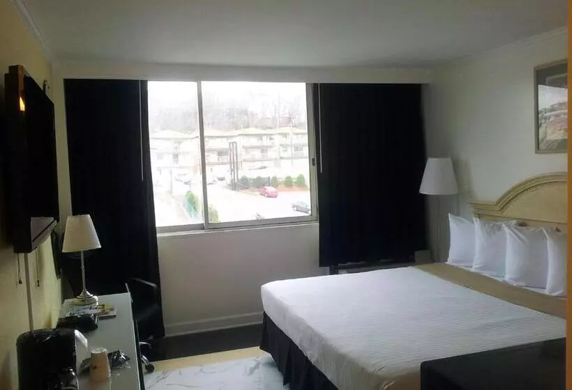 Отель Ramada By Wyndham North Bergen