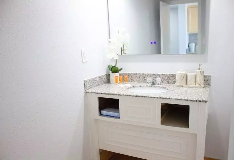 Szálloda Sun & Sand Resort Oceanfront Suites