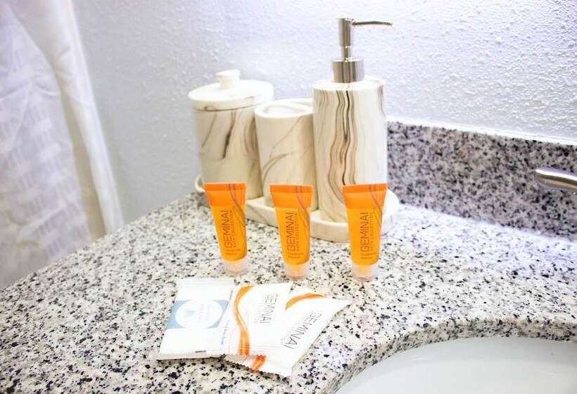 ホテル Sun & Sand Resort Oceanfront Suites