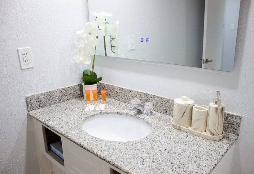 ホテル Sun & Sand Resort Oceanfront Suites