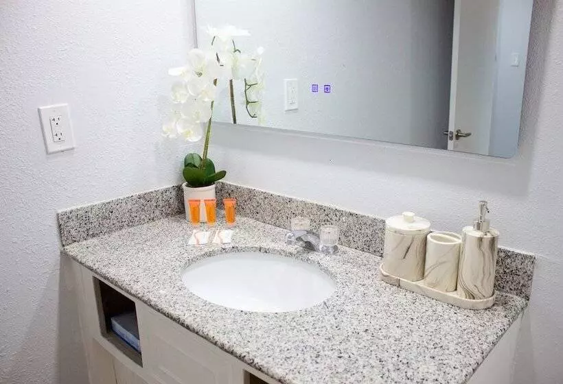 Szálloda Sun & Sand Resort Oceanfront Suites