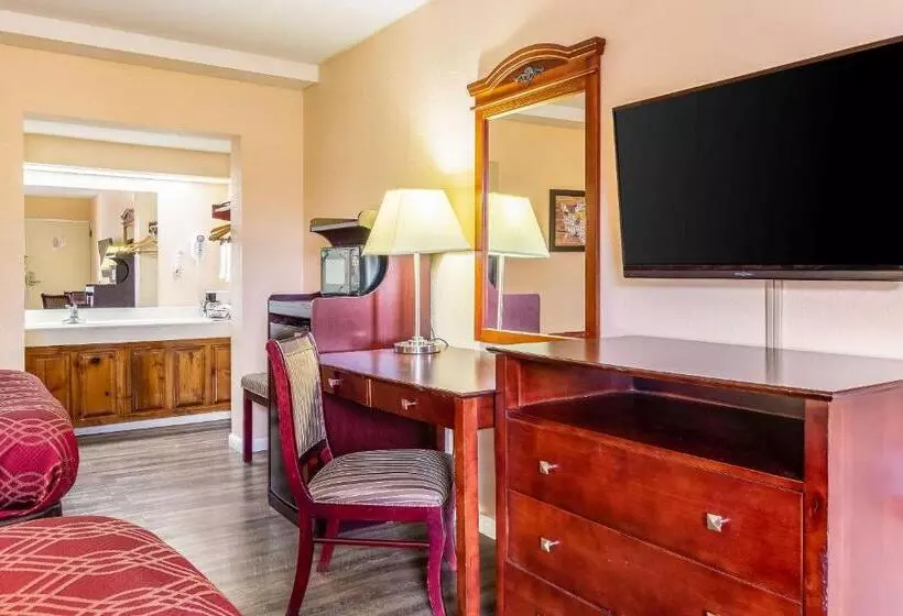 فندق على الطريق Econo Lodge