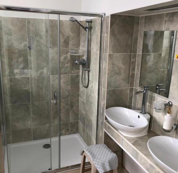 پانسیون Milton Lodge