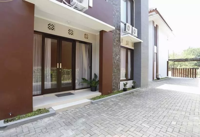 Hotelli Reddoorz @ Merapi View