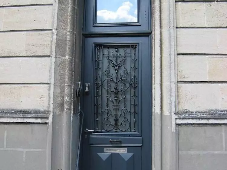 تختخواب و صبحانه La Maison Bastide