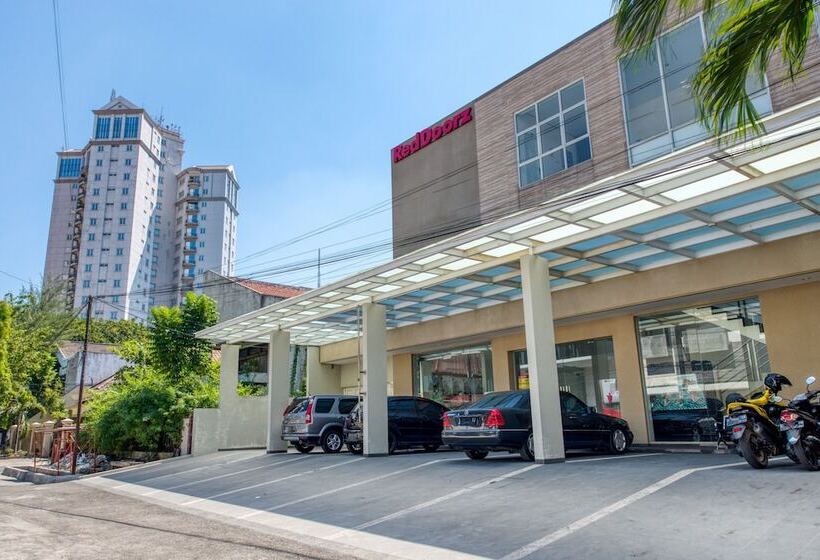 פנסיון Reddoorz Near Ciputra World 3