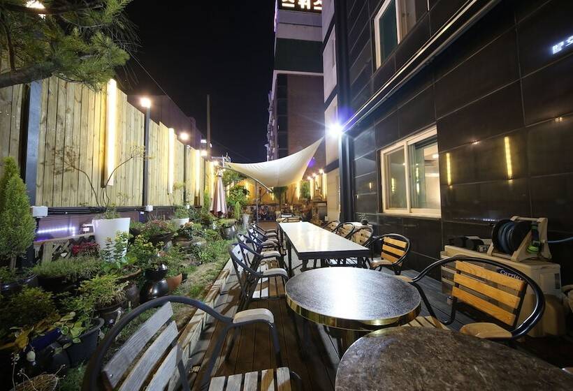 בית מלון כפרי 1945