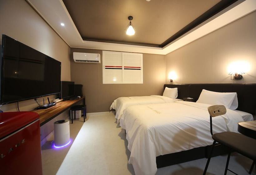 בית מלון כפרי 1945