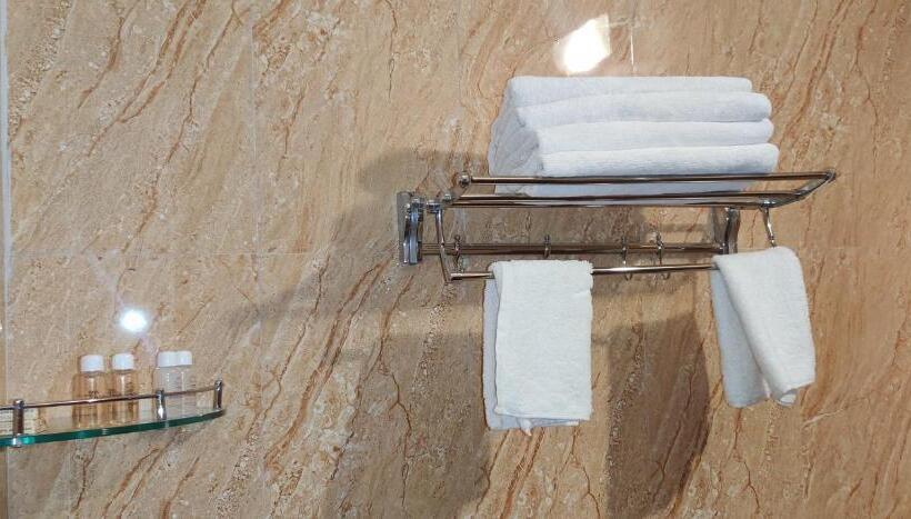 Отель Summit Lodge