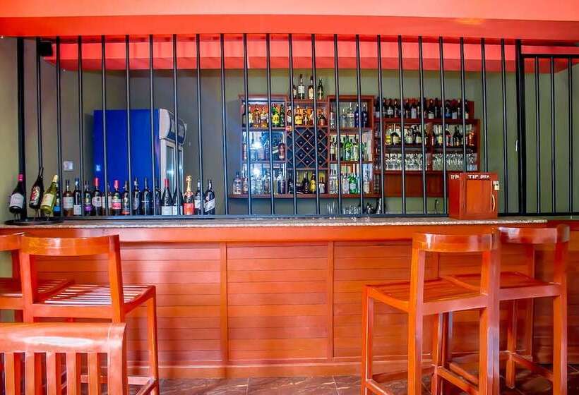 Отель Summit Lodge