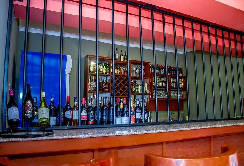 Отель Summit Lodge