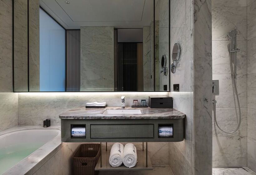 Отель Wyndham Grand Taixing Downtown