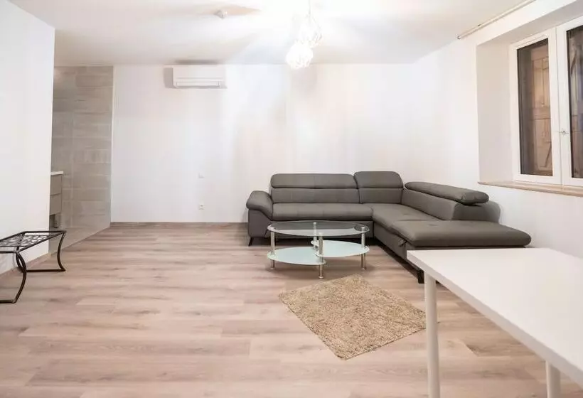 Aamiaismajoitus (B&B) Pavillon Fani