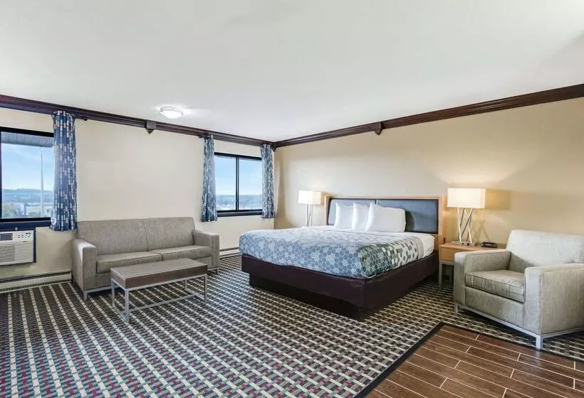 هتل Econo Lodge Madison East