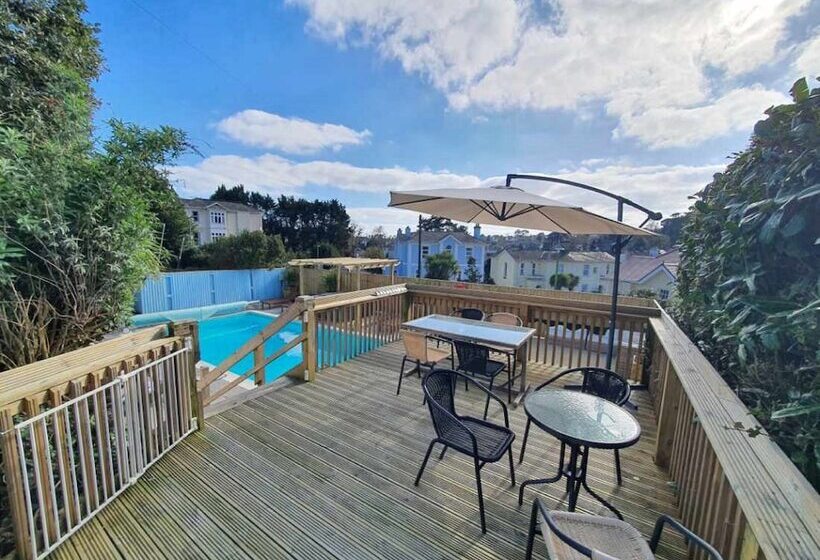 تختخواب و صبحانه The Purple Tree Guest House