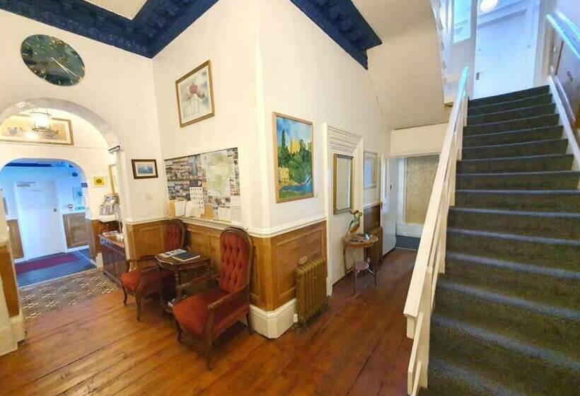 تختخواب و صبحانه The Purple Tree Guest House