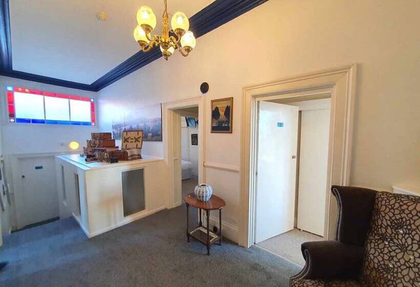 تختخواب و صبحانه The Purple Tree Guest House