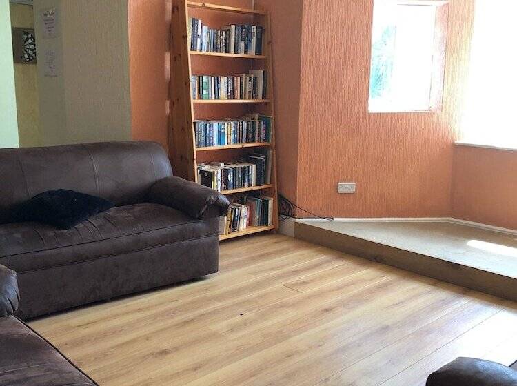 تختخواب و صبحانه The Purple Tree Guest House