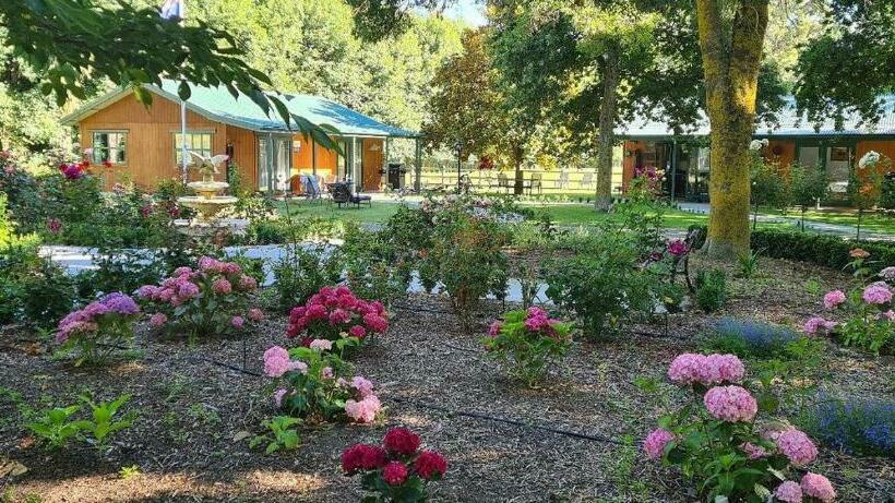 צימר The Jolly Poacher Retreat