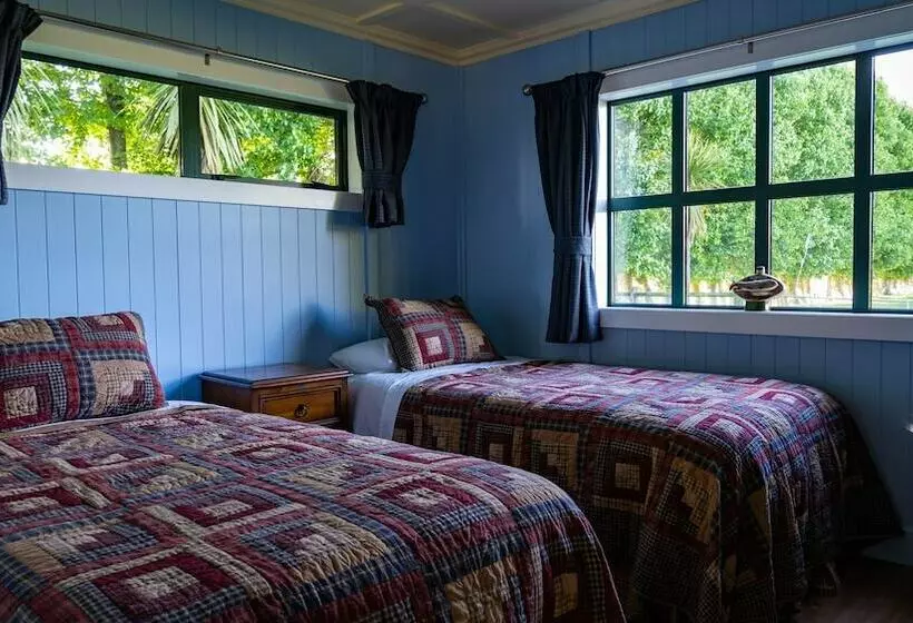 تختخواب و صبحانه The Jolly Poacher Retreat