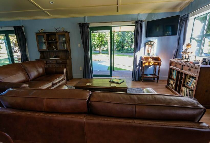 צימר The Jolly Poacher Retreat