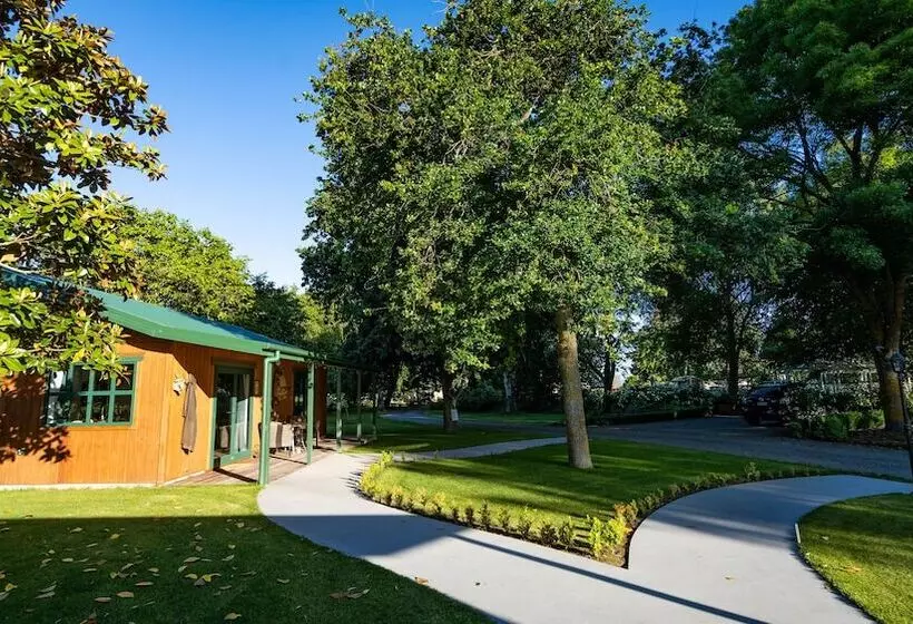 تختخواب و صبحانه The Jolly Poacher Retreat
