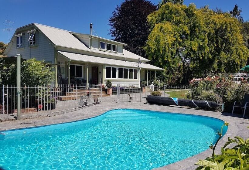 צימר The Jolly Poacher Retreat