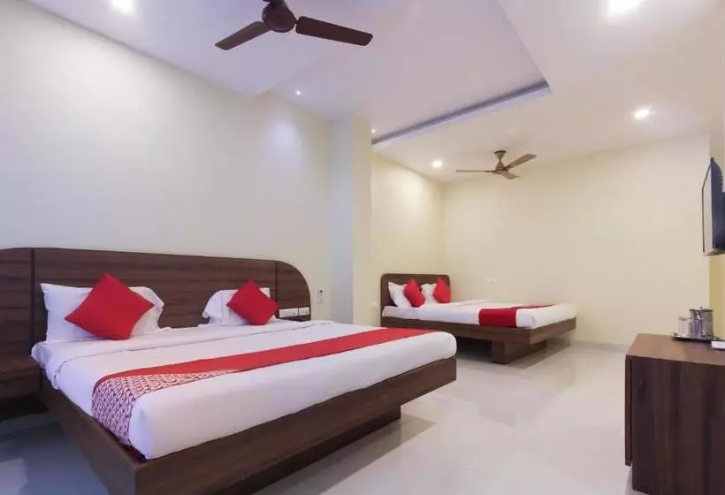 ホテル Oyo 63300  Rasi Residency