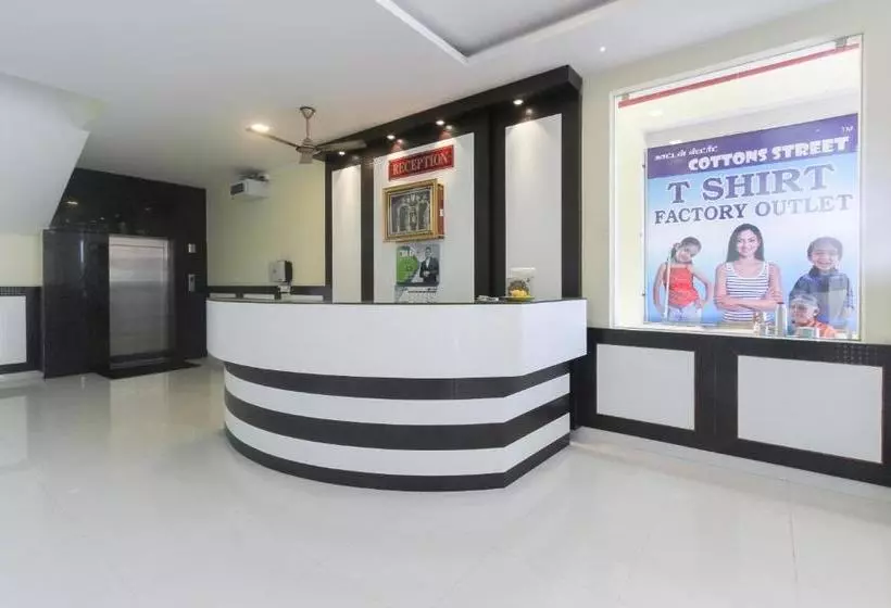 ホテル Oyo 63300  Rasi Residency