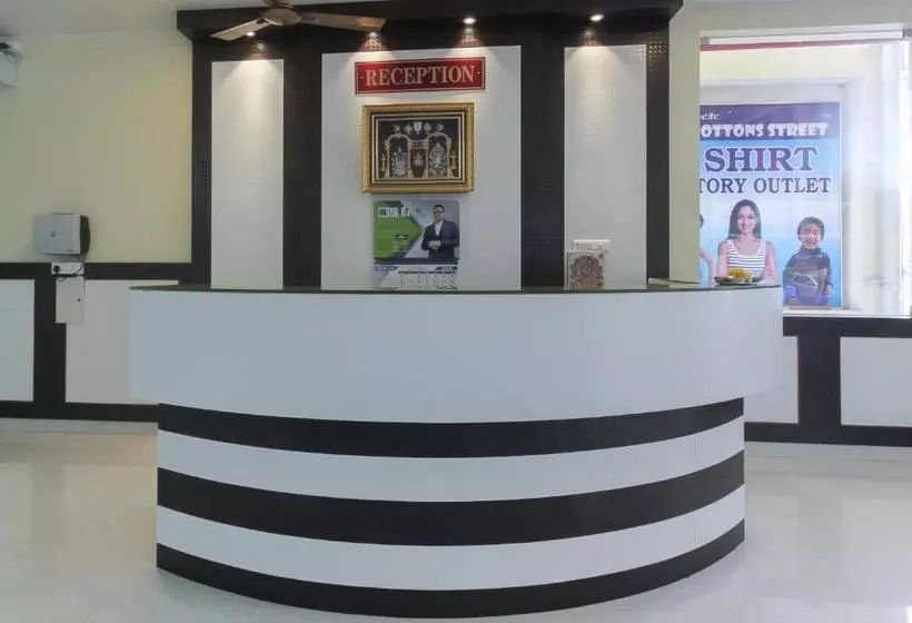 ホテル Oyo 63300  Rasi Residency