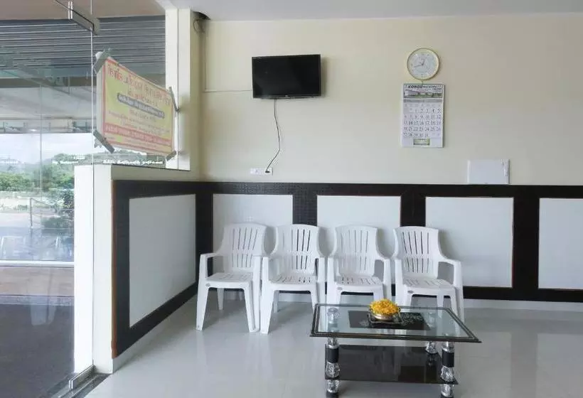 ホテル Oyo 63300  Rasi Residency