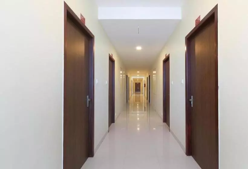 ホテル Oyo 63300  Rasi Residency