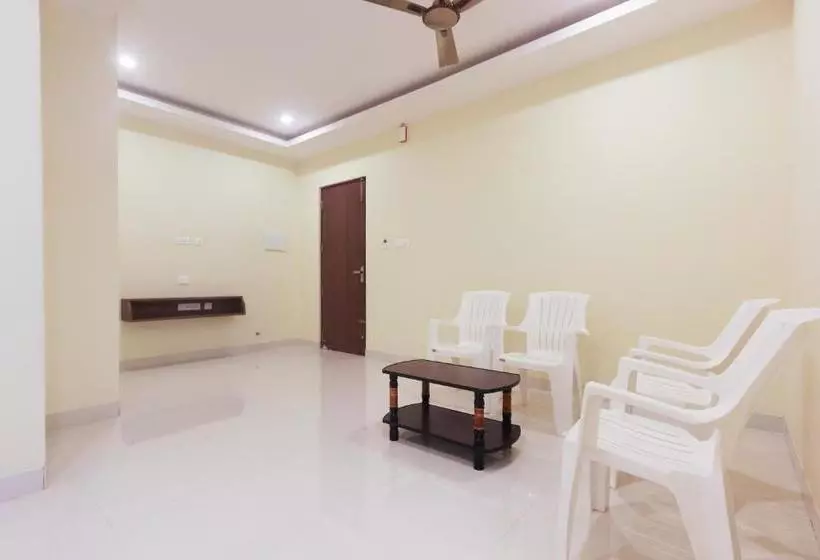 ホテル Oyo 63300  Rasi Residency