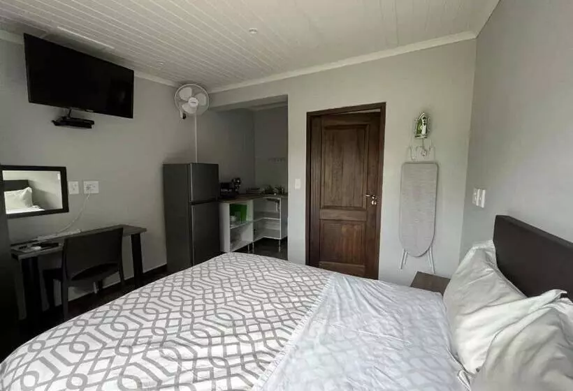 ペンション Halleria Self Catering