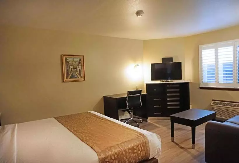 Отель Travelodge By Wyndham Concord