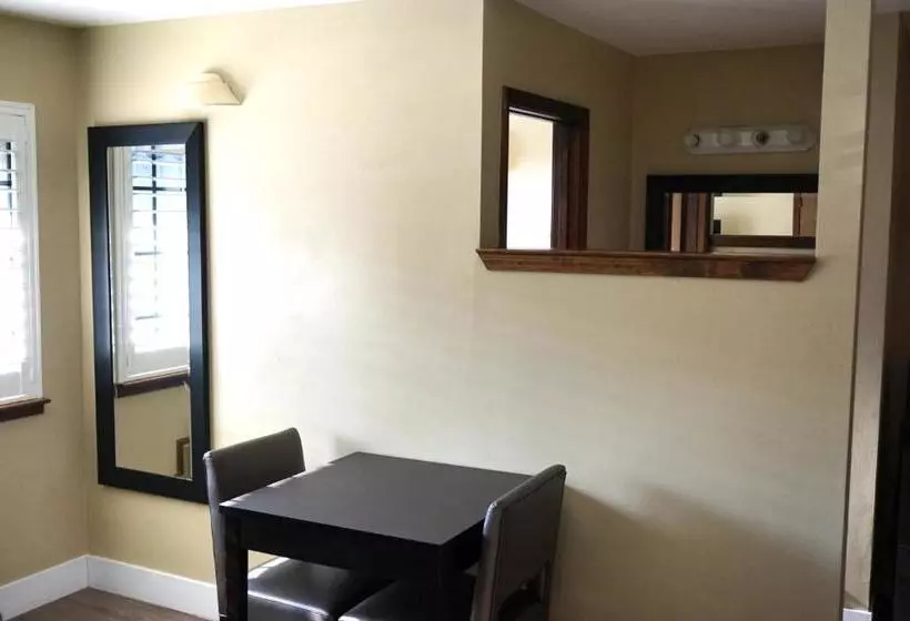 Отель Travelodge By Wyndham Concord