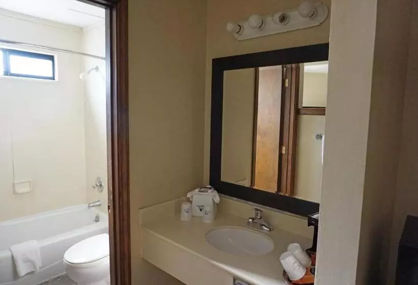 Отель Travelodge By Wyndham Concord