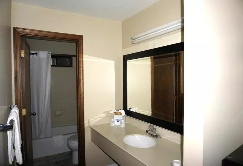 Отель Travelodge By Wyndham Concord