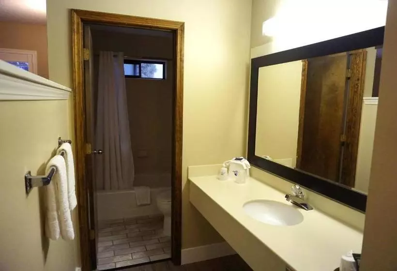 Отель Travelodge By Wyndham Concord