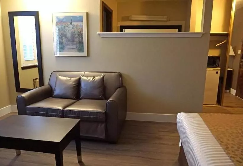 Отель Travelodge By Wyndham Concord