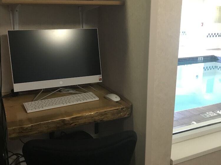 فندق Clubhouse Inn