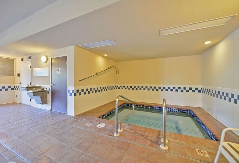 فندق Clubhouse Inn