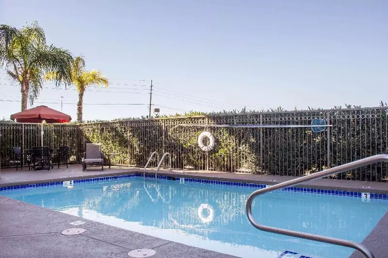 هتل Comfort Inn & Suites Near Kino Sports Complex