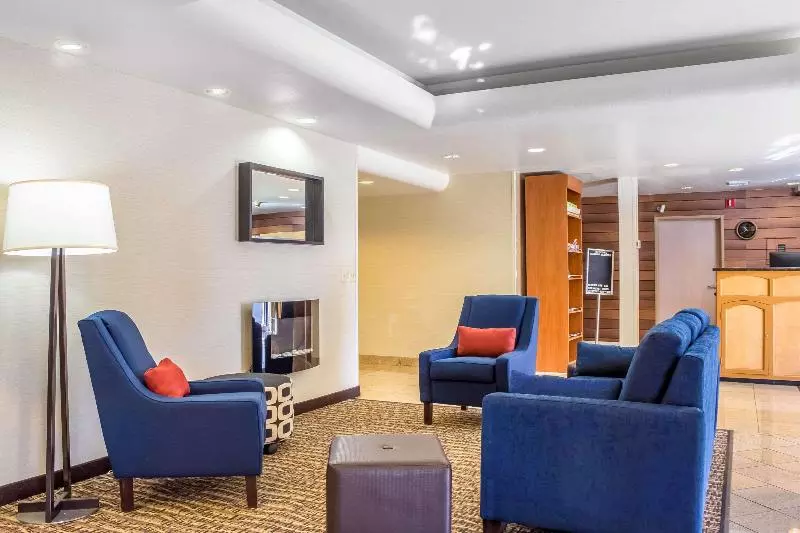 هتل Comfort Inn & Suites Near Kino Sports Complex
