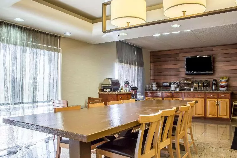 هتل Comfort Inn & Suites Near Kino Sports Complex