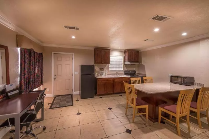 酒店 Edge Water Inn