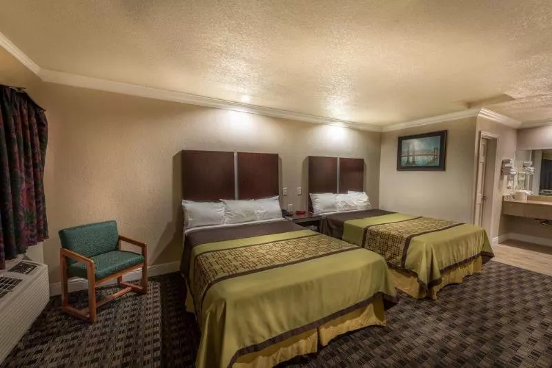 酒店 Edge Water Inn