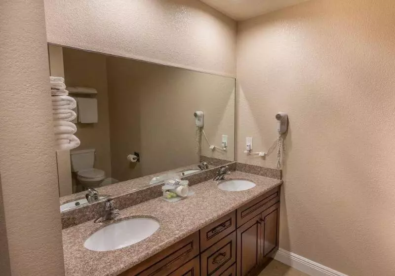 酒店 Edge Water Inn